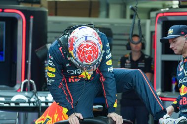 Max Verstappen (NED) - Oracle Red Bull Racing - Red Bull RB21 - Formula 1 Katar Havayolları Grand Prix 2025 yarışında Honda RBPT, Losail Uluslararası Pisti 'nde 2025 FIA Formula 1 Dünya Şampiyonunun 23. Raundunun önünde