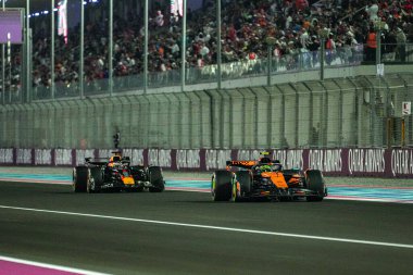 (L) Max Verstappen (NED) - Oracle Red Bull Racing - Red Bull RB21 - Honda RBPT (R) Lando Norris (GBR) - McLaren Formula 1 Team - McLaren MCL39 - Mercedes Formula 1 Katar Havayolları Katar Grand Prix 2025