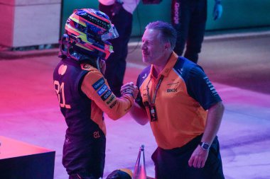 (L) Oscar Piastri (AUS) - McLaren Formula 1 Takımı - McLaren MCL39 - Mercedes (R) Zak Brown (ABD) - Formula 1 Katar Havayolları Grand Prix 2025 yarışında CEO McLaren Racing, Losail Uluslararası Pisti 'nde 23. turun önünde