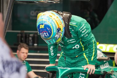 Fernando Alonso (ESP) - Aston Martin Aramco F1 Takımı - Aston Martin AMR25 - Mercedes, Formula 1 Katar Havayolları Katar Grand Prix 2025, Losail Uluslararası Pisti, 2025 FIA Formula 1 Dünya Cham 1 'in 23. Raundunun önünde