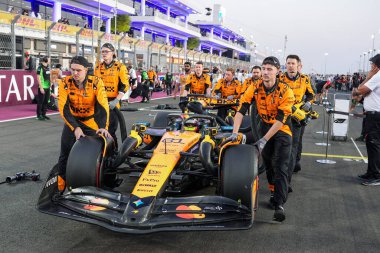 Oscar Piastri (AUS) - McLaren Formula 1 Takımı - McLaren MCL39 - Mercedes Formula 1 Katar Havayolları Grand Prix 2025 yarışında Losail Uluslararası Pisti 'nde, 2025 FIA Formula 1 Dünya Şampiyonası' nın 23. Raundunun önünde