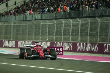 Charles Leclerc (MON) - Scuderia Ferrari - Ferrari SF-25 - Ferrari Formula 1 Katar Havayolları Katar Grand Prix 2025 yarışında, 2025 FIA Formula 1 Dünya Şampiyonası 'nın 23. Raundunun önünde (No No.
