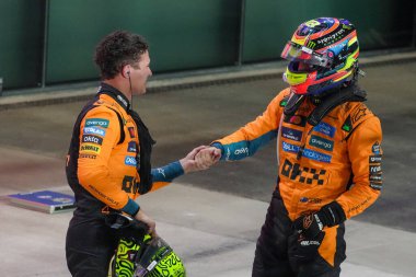 (Lando Norris (GBR) - McLaren Formula 1 Ekibi - McLaren MCL39 - Mercedes (R) Oscar Piastri (AUS) - McLaren Formula 1 Ekibi - McLaren MCL39 - Mercedes Formula 1 Katar Havayolları Katar Grand Prix 2025 yarışında