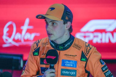 Oscar Piastri (AUS) - McLaren Formula 1 Takımı - McLaren MCL39 - Mercedes Formula 1 Katar Havayolları Grand Prix 2025 yarışında Losail Uluslararası Pisti 'nde, 2025 FIA Formula 1 Dünya Şampiyonası' nın 23. Raundunun önünde