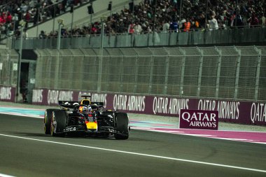 Max Verstappen (NED) - Oracle Red Bull Racing - Red Bull RB21 - Formula 1 Katar Havayolları Grand Prix 2025 yarışında Honda RBPT, Losail Uluslararası Pisti 'nde 2025 FIA Formula 1 Dünya Şampiyonunun 23. Raundunun önünde