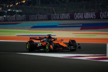 Oscar Piastri (AUS) - McLaren Formula 1 Takımı - McLaren MCL39 - Mercedes Formula 1 Katar Havayolları Katar Grand Prix 2025 yarışında, 2025 FIA Formula 1 Dünya Şampiyonası 'nın 23. Raundunun önünde (Kasım