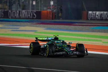 Fernando Alonso (ESP) - Aston Martin Aramco F1 Takımı - Aston Martin AMR25 - Formula 1 Katar Havayolları Grand Prix 2025, Losail Uluslararası Pisti, 2025 FIA Formula 1 Dünya Şampiyonu Champi 'nin 23. Raundunun önünde