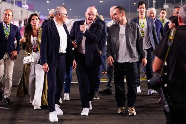 (L) Stefano Domenicali (ITA) Formula 1 CEO 'su; (C) Gianni Infantino (ITA) FIFA CEO' su, 2025 FIA Formula 1 Katar Havayolları Katar Grand Prix 2025, Losail Uluslararası Pisti, 2025 FIA Formula 1 Dünya Şampiyonası 'nın 23.