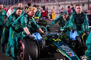 Fernando Alonso (ESP) - Aston Martin Aramco F1 Takımı - Aston Martin AMR25 - Formula 1 Katar Havayolları Grand Prix 2025, Losail Uluslararası Pisti, 2025 FIA Formula 1 Dünya Şampiyonu Champi 'nin 23. Raundunun önünde