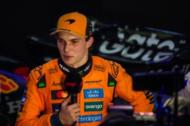 Oscar Piastri (AUS) - McLaren Formula 1 Takımı - McLaren MCL39 - Mercedes Formula 1 Katar Havayolları Katar Grand Prix 2025 yarışında, 2025 FIA Formula 1 Dünya Şampiyonası 'nın 23. Raundunun önünde (Kasım