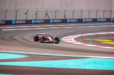 Lewis Hamilton (GBR) - Scuderia Ferrari - Ferrari SF-25 - Ferrari Formula 1 Etihad Airways Abu Dhabi Grand Prix 2025 Yas Marina Pisti, Abu Dabi, Birleşik Arap Emirlikleri 'nde 24. Raunt' un önünde, Seaso