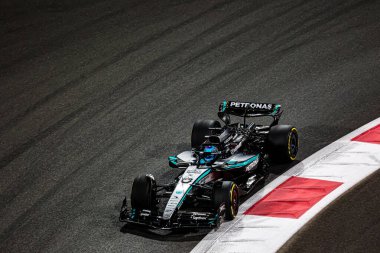 George Russell (GBR) - Mercedes-AMG PETRONAS F1 Ekibi - Mercedes W16 - Mercedes E Performansı Cuma günkü Formula 1 Etihad Havayolları Grand Prix 2025 Abu Dabi Marina Pisti, Abu Dabi, Birleşik Arap Emirlikleri