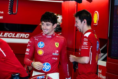 Charles Leclerc (MON) - Scuderia Ferrari - Ferrari SF-25 - Ferrari Formula 1 Etihad Havayolları Grand Prix 2025 Ebu Dabi Marina Pisti sırasında Abu Dabi, Birleşik Arap Emirlikleri, 24. Raunt, Sezon Finali ve driv 'in önünde