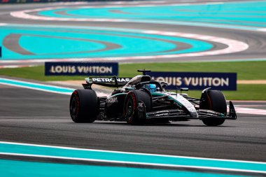 George Russell (GBR) - Mercedes-AMG PETRONAS F1 Ekibi - Mercedes W16 - Mercedes E Performansı Cuma günkü Formula 1 Etihad Havayolları Grand Prix 2025 Abu Dabi Marina Pisti, Abu Dabi, Birleşik Arap Emirlikleri