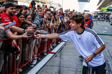 Andrea Kimi Antonelli (ITA) - Mercedes-AMG PETRONAS F1 Ekibi - Mercedes W16 - Mercedes E Performansı Formula 1 Etihad Havayolları Grand Prix 2025 Abu Dabi Marina Pisti, Abu Dabi, Birleşik Arap Emirlikleri öncesinde