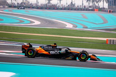 Oscar Piastri (AUS) - McLaren Formula 1 Takımı - McLaren MCL39 - Mercedes Formula 1 Etihad Havayolları Grand Prix 2025 Abu Dabi Marina Pisti, Abu Dabi, Birleşik Arap Emirlikleri, 24 raunddan önce, 24.