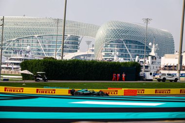 Fernando Alonso (ESP) - Aston Martin Aramco F1 Takımı - Aston Martin AMR25 - Mercedes Formula 1 Etihad Havayolları Grand Prix 2025 Abu Dabi Marina Pisti, Abu Dabi, Birleşik Arap Emirlikleri önünde Rou