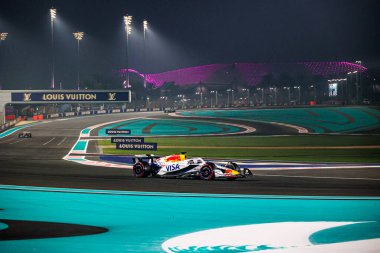 Isaac Hadjar (FRA) Vize Nakit Uygulaması RB F1 Takımı, Formula 1 Etihad Havayolları 2025 Abu Dabi Grand Prix, Abu Dabi, Birleşik Arap Emirlikleri 'ndeki Abu Dabi Marina Pisti, 24. Round, Sezon Finali ve Sürücü C öncesinde