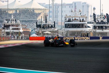 Max Verstappen (NED) - Kahin Red Bull Racing - Red Bull RB21 - Honda RBPT Formula 1 Etihad Havayolları Grand Prix 2025 Abu Dhabi Marina Pisti, Abu Dabi, Birleşik Arap Emirlikleri 'nin 24. Raundunun önünde 