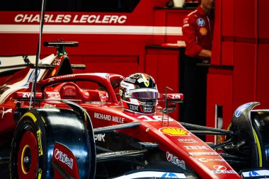 Charles Leclerc (MON) - Scuderia Ferrari - Ferrari SF-25 - Ferrari Formula 1 Etihad Havayolları Grand Prix 2025 Ebu Dabi Marina Pisti sırasında Abu Dabi, Birleşik Arap Emirlikleri, 24. Raunt, Sezon Finali ve driv 'in önünde