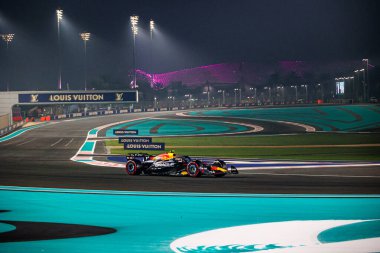 Yuki Tsunoda (JPN) - Oracle Red Bull Racing - Red Bull RB21 - Honda RBPT Formula 1 Etihad Havayolları Grand Prix 2025 Abu Dabi Marina Pisti 'nde 24. Raunt öncesinde Abu Dabi, Birleşik Arap Emirlikleri' nin 24.