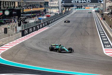 Fernando Alonso (ESP) - Aston Martin Aramco F1 Ekibi - Aston Martin AMR25 - Mercedes Formula 1 Etihad Havayolları Grand Prix 2025 Abu Dabi Marina Pisti, Abu Dabi, Birleşik Arap Emirlikleri önünde, 2. Raunt