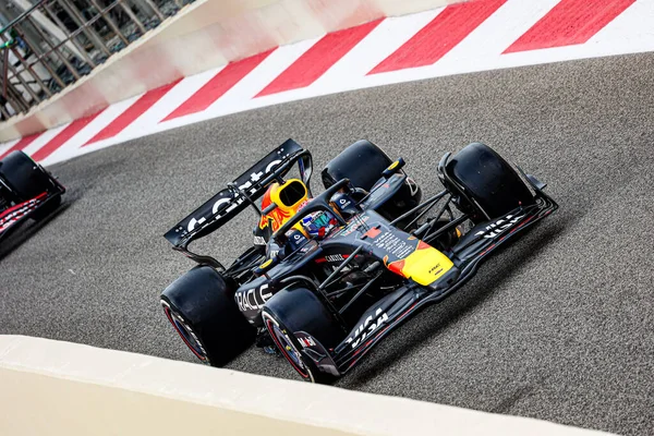 Max Verstappen (NED) - Kahin Red Bull Racing - Red Bull RB21 - Honda RBPT Formula 1 Etihad Havayolları Grand Prix 2025 Abu Dabi Marina Pisti, Abu Dabi, Birleşik Arap Emirlikleri 'nin 24 raundundan önce, 