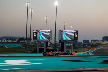 Max Verstappen (NED) - Kahin Red Bull Racing - Red Bull RB21 - Formula 1 Etihad Havayolları Grand Prix 2025 Abu Dabi Marina Pisti, Abu Dabi, Birleşik Arap Emirlikleri 'nde 24. Round öncesinde Honda RBPT