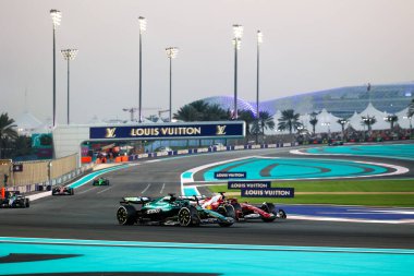 Lance Stroll (CAN) - Aston Martin Aramco F1 Team - Aston Martin AMR25 - Mercedes ve Charles Leclerc (MON) - Scuderia Ferrari - Ferrari SF-25 - Ferrari Formula 1 Etihad Airways Abu Dhabi Grand Prix 2025 at Yas Marina 