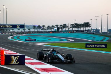 George Russell (GBR) - Mercedes-AMG PETRONAS F1 Ekibi - Mercedes W16 - Mercedes E Performansı Formula 1 Etihad Havayolları Grand Prix 2025 Abu Dabi Marina Pisti, Abu Dabi, Birleşik Arap Emirlikleri önünde, 2. Raunt