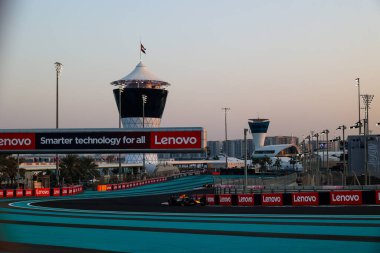 Max Verstappen (NED) - Kahin Red Bull Racing - Red Bull RB21 - Formula 1 Etihad Havayolları Grand Prix 2025 Abu Dabi Marina Pisti, Abu Dabi, Birleşik Arap Emirlikleri 'nde 24. Round öncesinde Honda RBPT