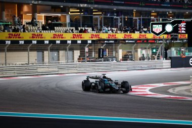 George Russell (GBR) - Mercedes-AMG PETRONAS F1 Ekibi - Mercedes W16 - Mercedes E Performansı Formula 1 Etihad Havayolları Grand Prix 2025 Abu Dabi Marina Pisti, Abu Dabi, Birleşik Arap Emirlikleri önünde, 2. Raunt