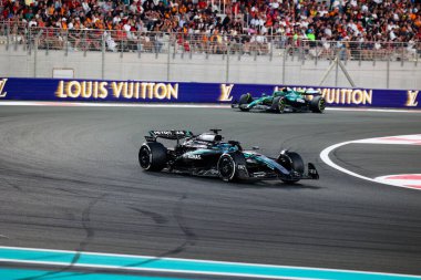 George Russell (GBR) - Mercedes-AMG PETRONAS F1 Ekibi - Mercedes W16 - Mercedes E Performansı Formula 1 Etihad Havayolları Grand Prix 2025 Abu Dabi Marina Pisti, Abu Dabi, Birleşik Arap Emirlikleri önünde, 2. Raunt