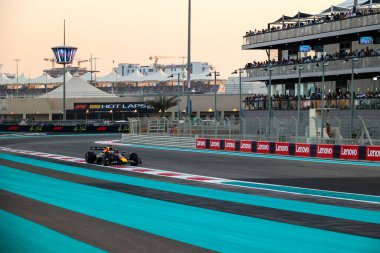 Max Verstappen (NED) - Kahin Red Bull Racing - Red Bull RB21 - Formula 1 Etihad Havayolları Grand Prix 2025 Abu Dabi Marina Pisti, Abu Dabi, Birleşik Arap Emirlikleri 'nde 24. Round öncesinde Honda RBPT