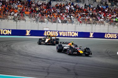 Yuki Tsunoda (JPN) - Oracle Red Bull Racing - Red Bull RB21 - Honda RBPT and Lando Norris (GBR) - McLaren Formula 1 Team - McLaren MCL39 - Mercedes Formula 1 Etihad Airways Abu Dhabi Grand Prix 2025 atYas Marina Cir