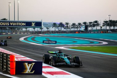 Lance Stroll (CAN) - Aston Martin Aramco F1 Takımı - Aston Martin AMR25 - Mercedes Formula 1 Etihad Airways Abu Dabi Grand Prix 2025 Ebu Dabi Marina Pisti, Abu Dabi, Birleşik Arap Emirlikleri 'nin 24. Raundunun önünde, Deniz