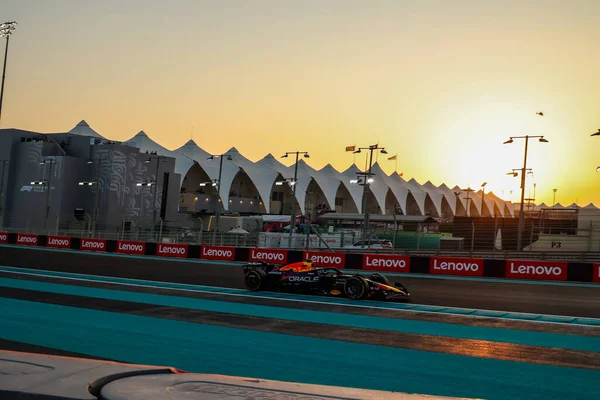 Max Verstappen (NED) - Kahin Red Bull Racing - Red Bull RB21 - Formula 1 Etihad Havayolları Grand Prix 2025 Abu Dabi Marina Pisti, Abu Dabi, Birleşik Arap Emirlikleri 'nde 24. Round öncesinde Honda RBPT