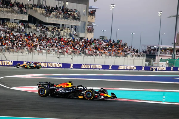 Max Verstappen (NED) - Kahin Red Bull Racing - Red Bull RB21 - Formula 1 Etihad Havayolları Grand Prix 2025 Abu Dabi Marina Pisti, Abu Dabi, Birleşik Arap Emirlikleri 'nde 24. Round öncesinde Honda RBPT