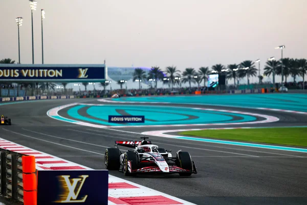 Esteban Ocon (FRA) - Haas F1 Takımı - Haas VF-25 - Ferrari Formula 1 Etihad Airways Abu Dhabi Grand Prix 2025 tarihinde Abu Dhabi, Birleşik Arap Emirlikleri 'nde 24. Raunt öncesinde, sezon finali ve sürücüsü