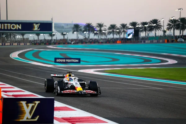 Isaac Hadjar (FRA) Visa Cash App RB F1 Takımı Formula 1 Etihad Airways 2025 Abu Dhabi Grand Prix 2025 Abu Dabi Marina Circuit, Abu Dabi, Birleşik Arap Emirlikleri, 24. Raunt, Sezon Finali ve Sürücü Şampiyonası öncesinde