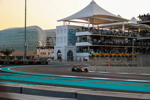 Max Verstappen (NED) - Kahin Red Bull Racing - Red Bull RB21 - Formula 1 Etihad Havayolları Grand Prix 2025 Abu Dabi Marina Pisti, Abu Dabi, Birleşik Arap Emirlikleri 'nde 24. Round öncesinde Honda RBPT