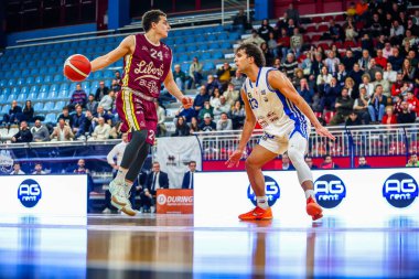 (Lorenzo Penna (ITA) - Bi.Emme Servisi Libertas Livorno (R) Lorenzo Piccin Lorenzo (ITA) - Real Sebastiani Rieti Real Sebastiani Rieti Bi.Emme Servisi Libertas Livorno Stagione 2025-26 Campionato Italiano Pallacanestro - Eski Vahşi Batı Serisi A2