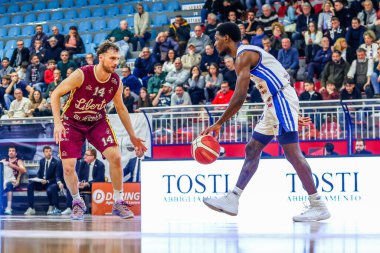 (L) Matteo Piccoli (ITA) - Bi.Emme Service Libertas Livorno (R) Darius Perry (USA) - Real Sebastiani Rieti Real Sebastiani Rieti - Bi.Emme Service Libertas Livorno Stagione 2025-26 Campionato Italiano Pallacanestro - Old Wild West Serie A2 Maschile 
