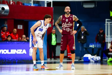 (L) Alessandro Paesano (ITA) Real Sebastiani Rieti (R) Tommaso Fantoni (ITA) - Bi.Emme Service Libertas Livorno Real Sebastiani Rieti Bi.Emme Service Libertas Livorno Stagione 2025-26 Campionato Italiano Pallacanestro - Vahşi Batı Serie A2 Masch