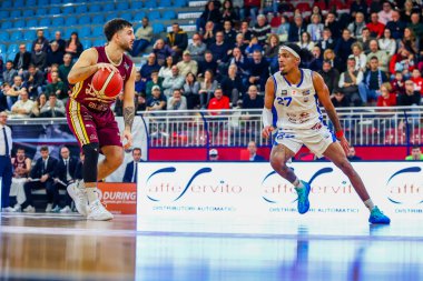 (Lorenzo Penna (ITA) - Bi.Emme Service Libertas Livorno (R) Liam Udom (ITA) - Real Sebastiani Rieti Real Sebastiani Rieti vs Bi.Emme Service Libertas Livorno Stagione 2025-26 Campionato Italiano Pallacanestro - Old Wild West Serie A2 Maschile - Re
