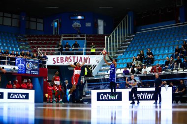 (L) Liam Udom (ITA) - Real Sebastiani Rieti (R) Ethan Esposito (ITA) - Valtur Brindisi, Real Sebastiani Rieti 'ye karşı Valtur Brindisi Stagione 2025-26 Campionato Italiano Pallacanestro - Vahşi Batı Serie A2 Maschile - Normal Mevsim, Raunt 15 --