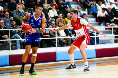(L) Andrea Cinciarini (ITA) - Valtur Brindisi (R) Matteo Parravicini (ITA) - Real Sebastiani Rieti, Valtur Brindisi Stagione 2025-26 Campionato Italiano Pallacanestro - Eski Vahşi Batı Serie A2 Maschile - Normal Mevsim,