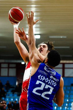 (L) Giorgio Piunti (ITA) - Real Sebastiani Rieti (R) Ethan Esposito (ITA) - Valtur Brindisi Real Sebastiani Rieti - Valtur Brindisi Stagione 2025-26 Campionato Italiano Pallacanestro - Vahşi Batı Serie A2 Maschile - Normal sezon, Round