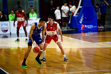 (L) Andrea Cinciarini (ITA) - Valtur Brindisi (R) Matteo Parravicini (ITA) - Real Sebastiani Rieti, Valtur Brindisi Stagione 2025-26 Campionato Italiano Pallacanestro - Eski Vahşi Batı Serie A2 Maschile - Normal Mevsim,