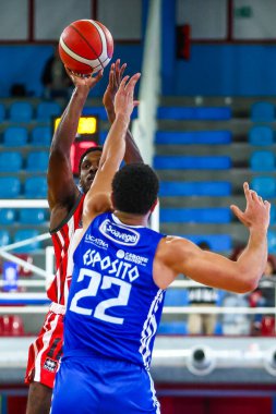 (L) Darius Perry (ABD) - Real Sebastiani Rieti (R) Ethan Esposito (ITA) - Valtur Brindisi, Real Sebastiani Rieti 'ye karşı Valtur Brindisi Stagione 2025-26 Campionato Italiano Pallacanestro - Old Wild West Serie A2 Maschile - Round 15, Round 15